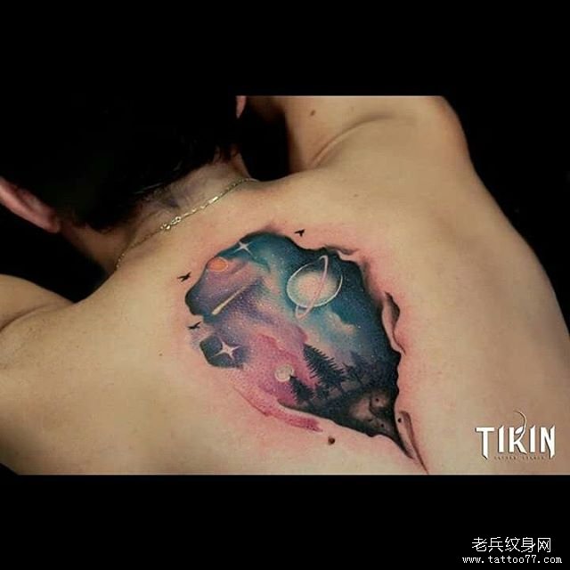 背部星空彩色个性纹身图案