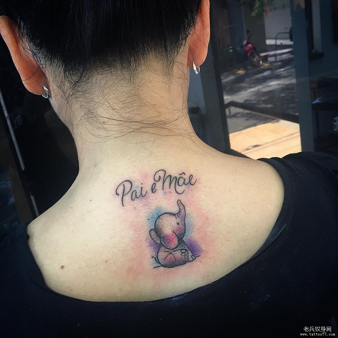 背部小象泼墨英文字母纹身图案