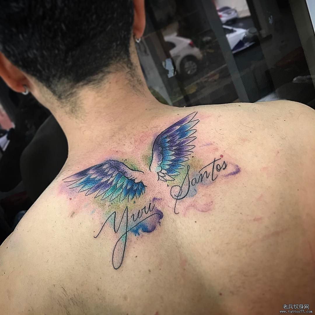 背部翅膀泼墨英文字母纹身图案
