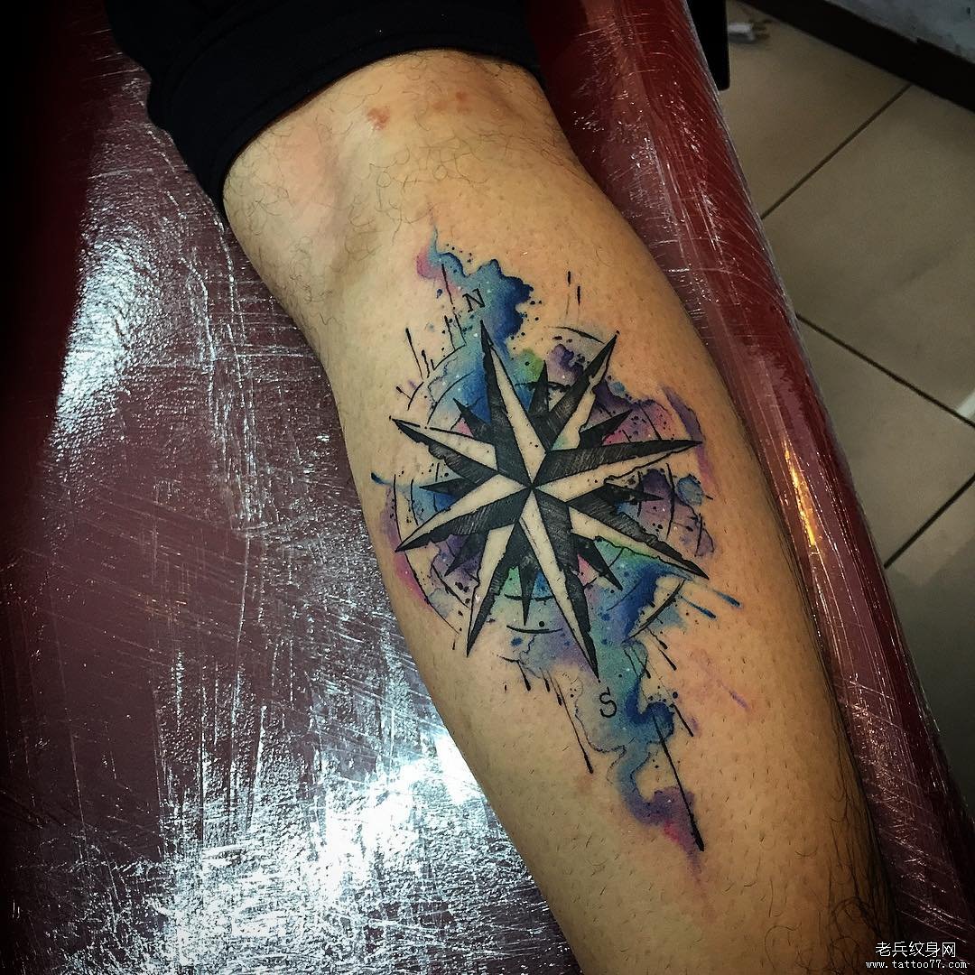 小腿指南针泼墨水彩纹身图案