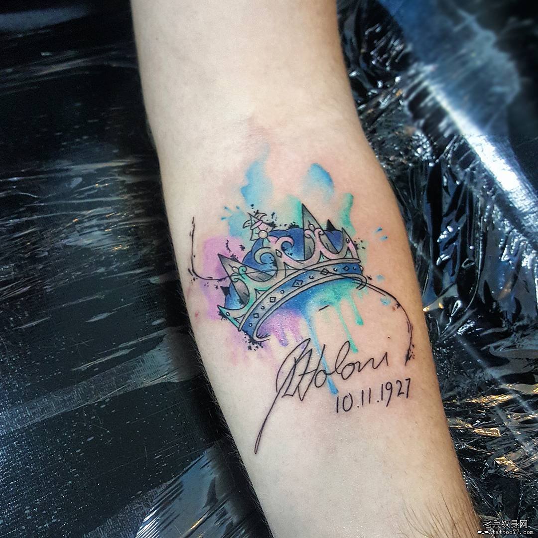 小臂皇冠字母数字泼墨纹身图案