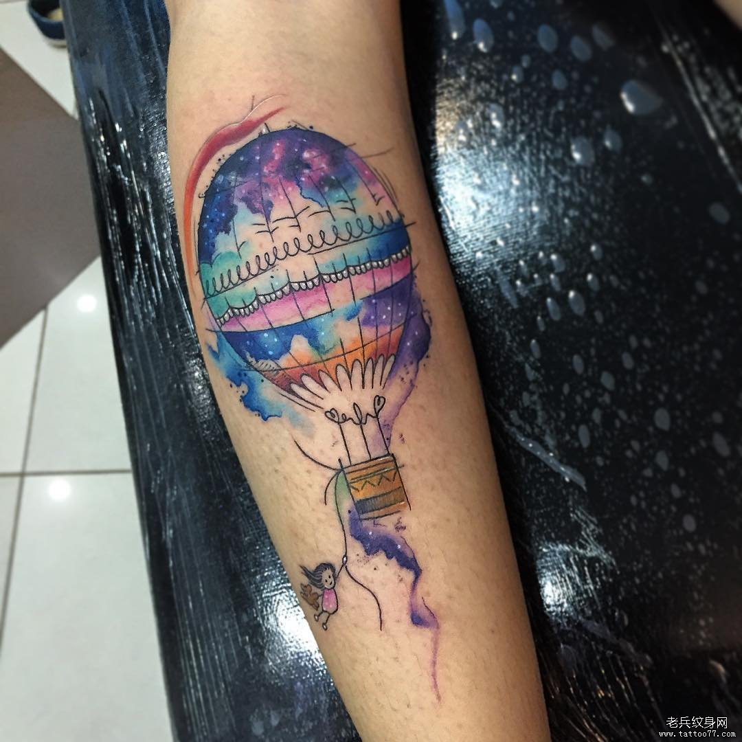 小臂热气球泼墨星空纹身图案