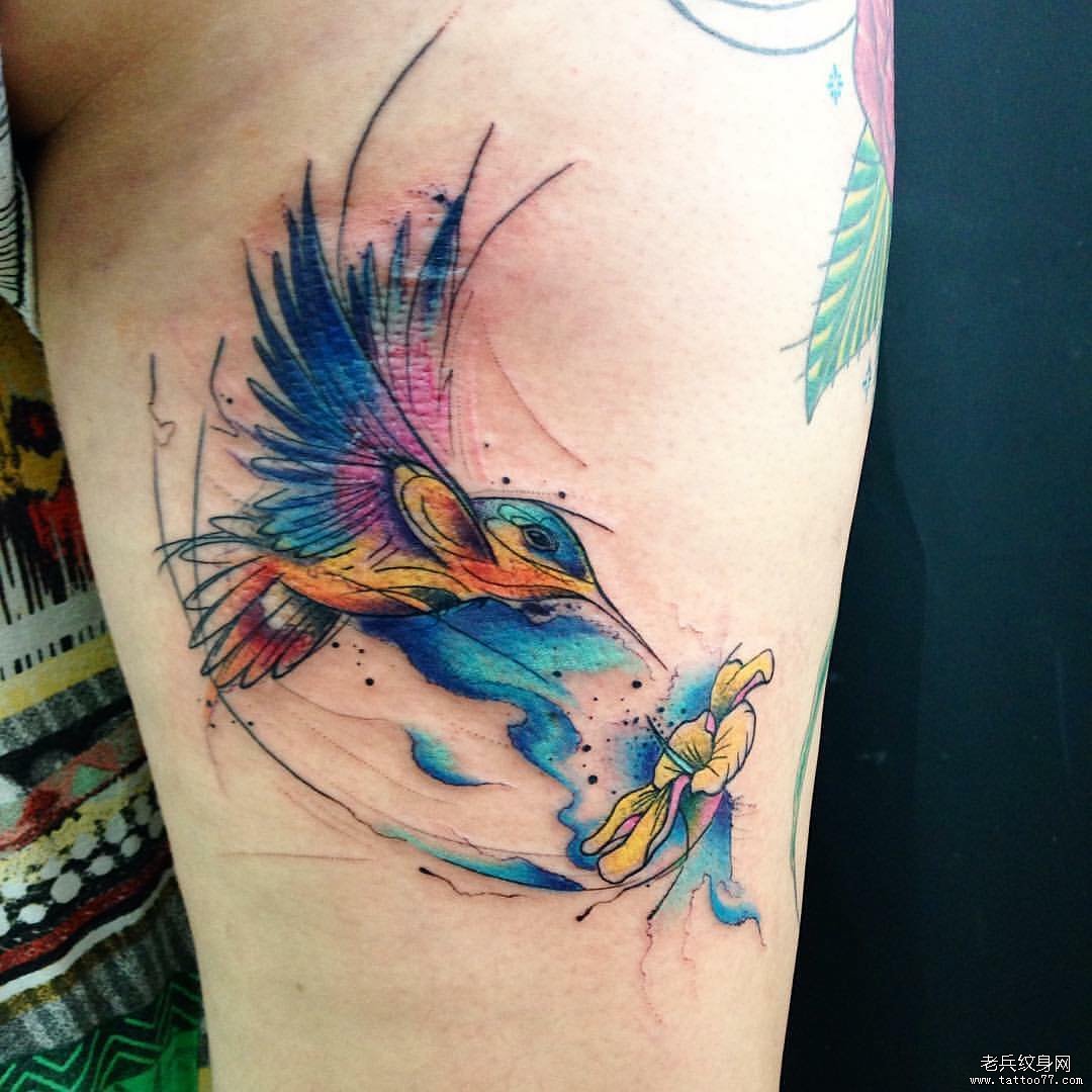 大腿蜂鸟花蕊水彩泼墨纹身图案