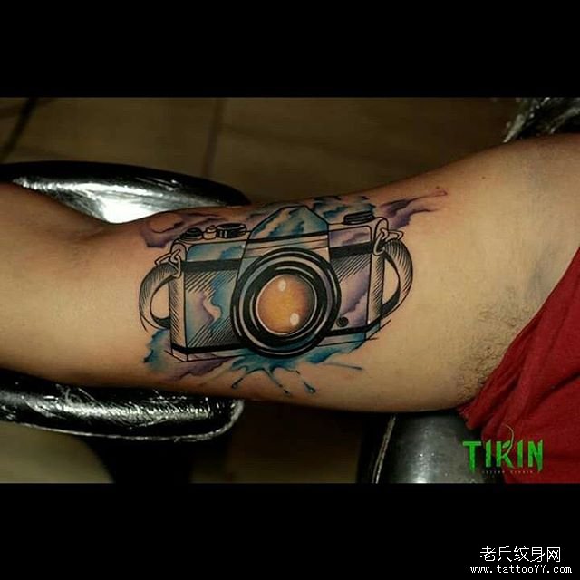 大臂内侧泼墨水彩相机纹身图案