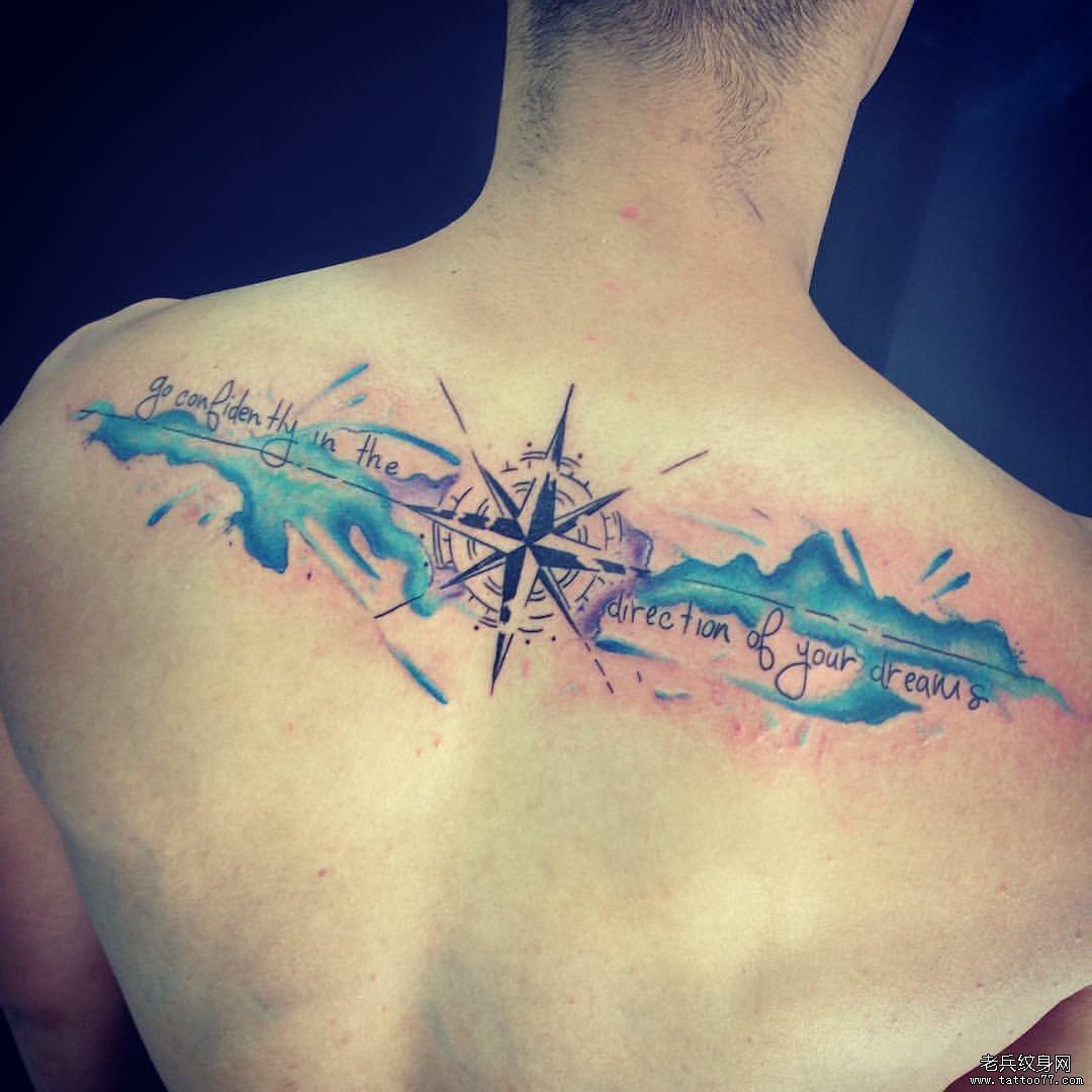 背部指南针泼墨英文字母纹身图案
