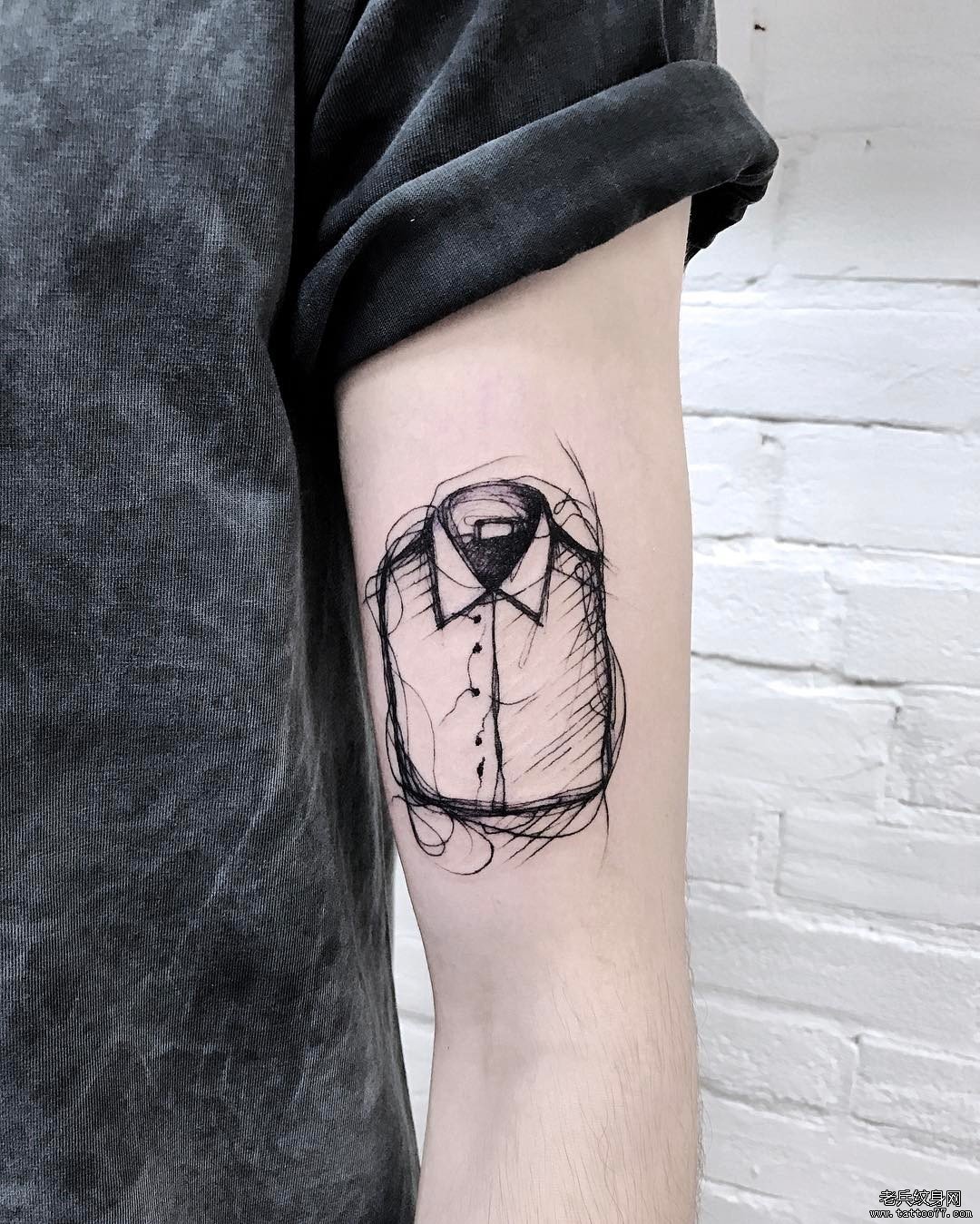 大臂线条衣服纹身图案