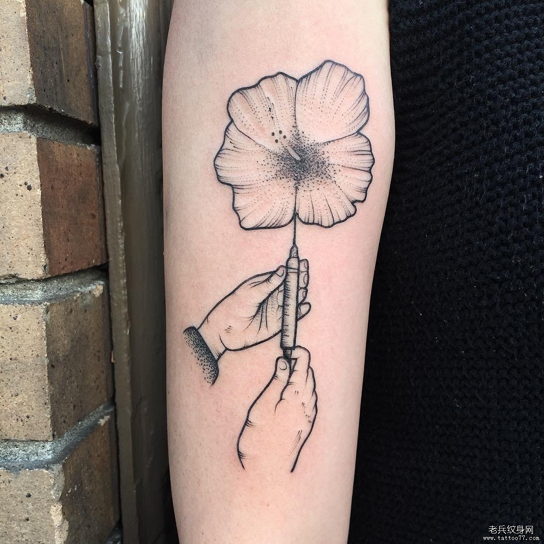 大臂小清新手针筒花卉点刺纹身图案