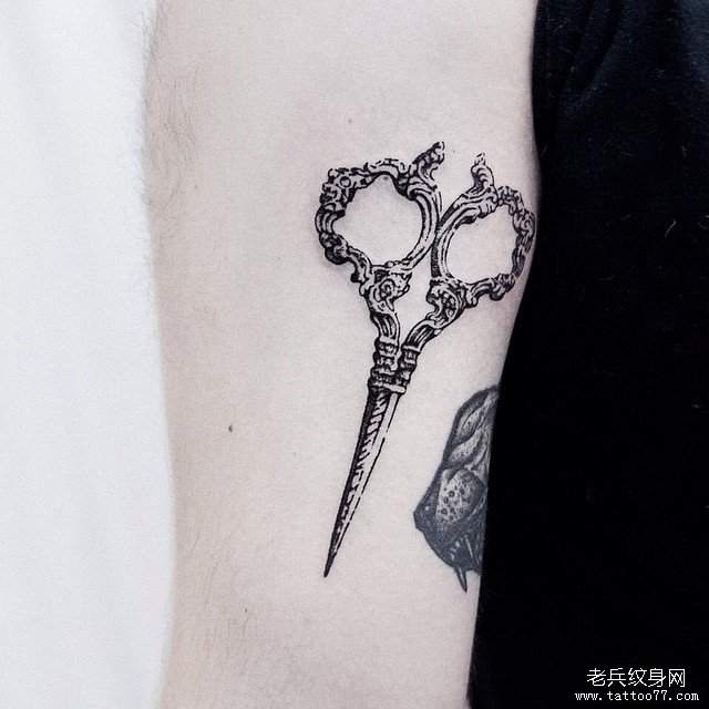 大臂个性剪刀纹身图案