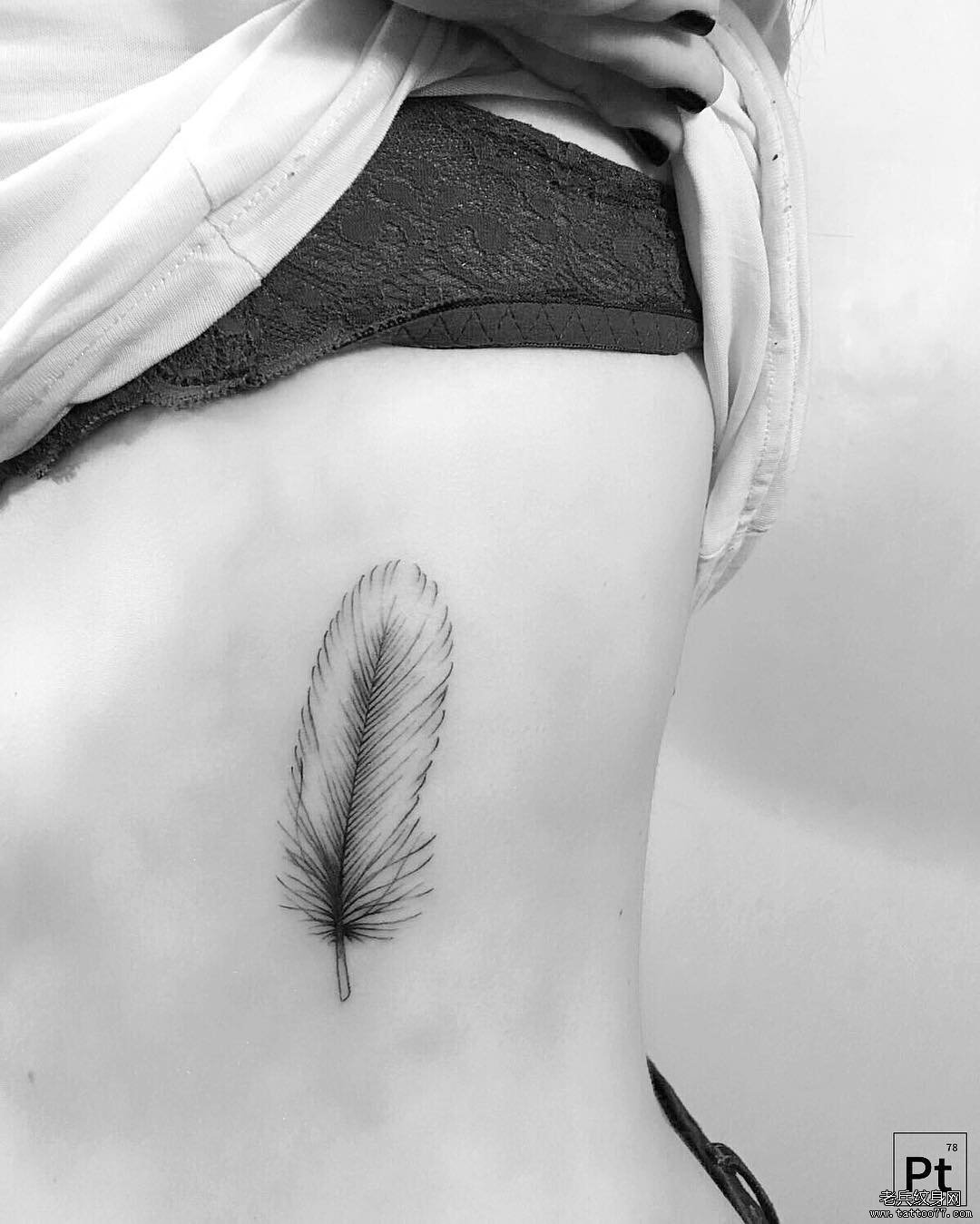 侧腰漂亮的小清新羽毛纹身图案