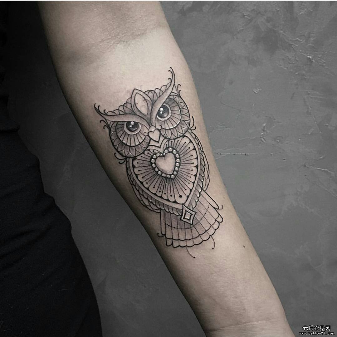 小臂线条猫头鹰心形纹身图案