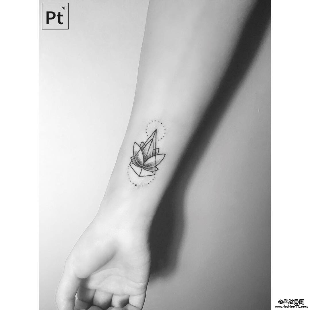 手腕莲花点刺线条小清新纹身图案
