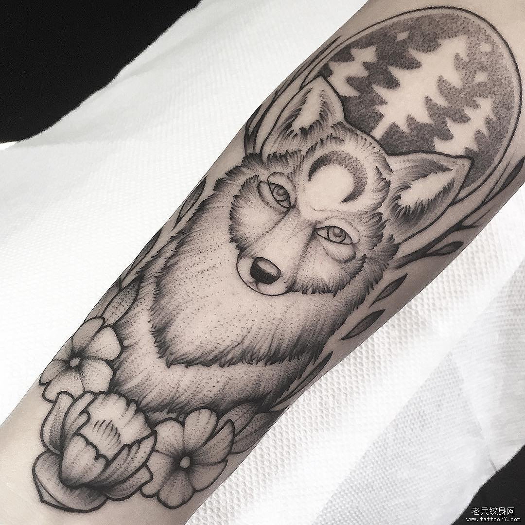 小臂狼头花卉点刺纹身图案