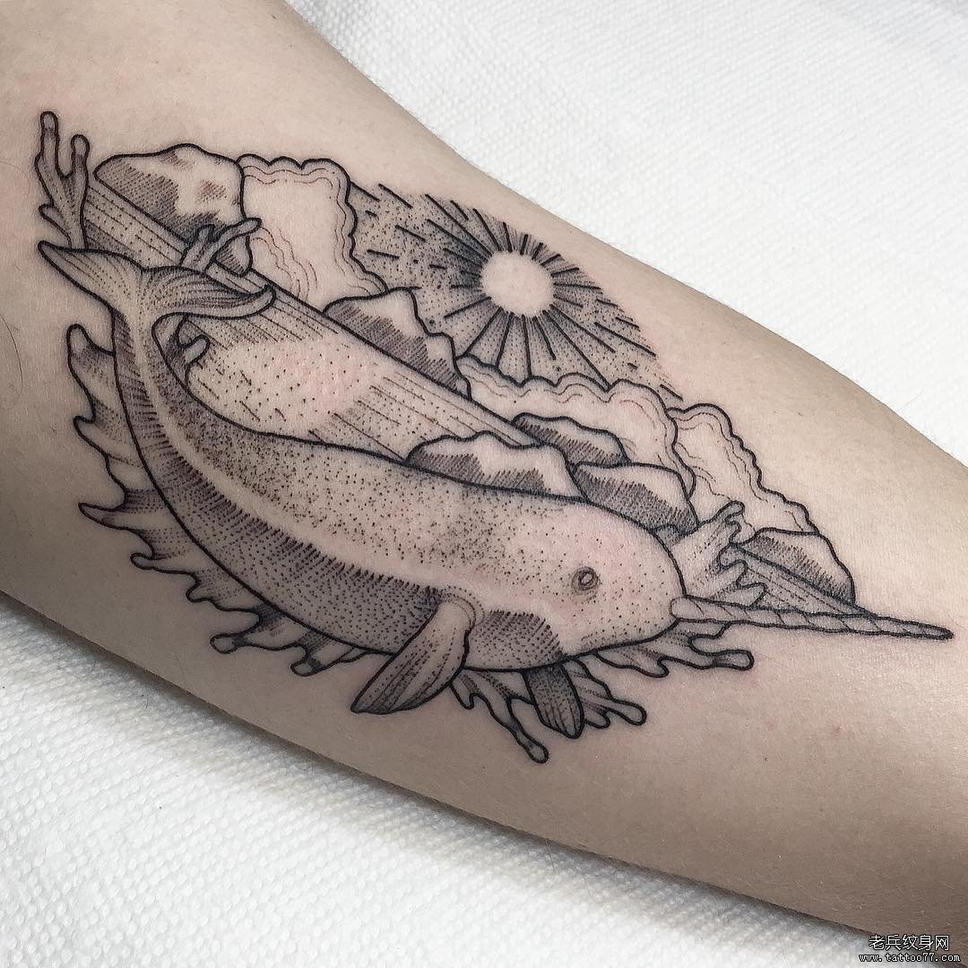大臂点刺鲸鱼风景纹身图案