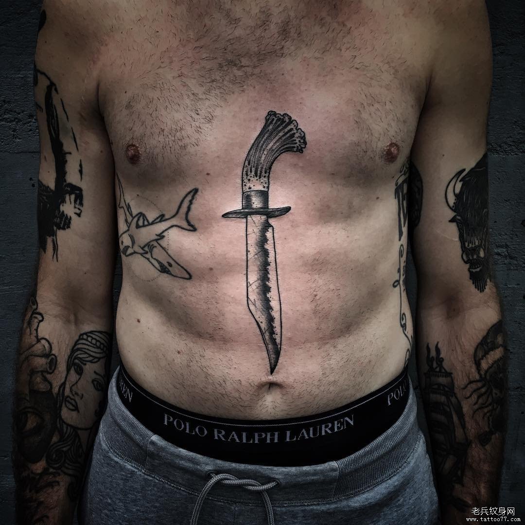 腹部匕首欧美个性纹身图案