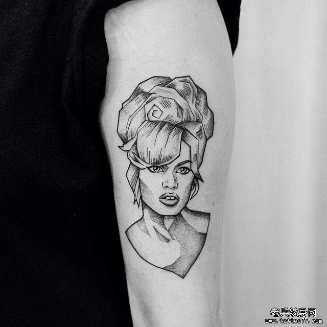 大臂欧美人像线条点刺纹身图案