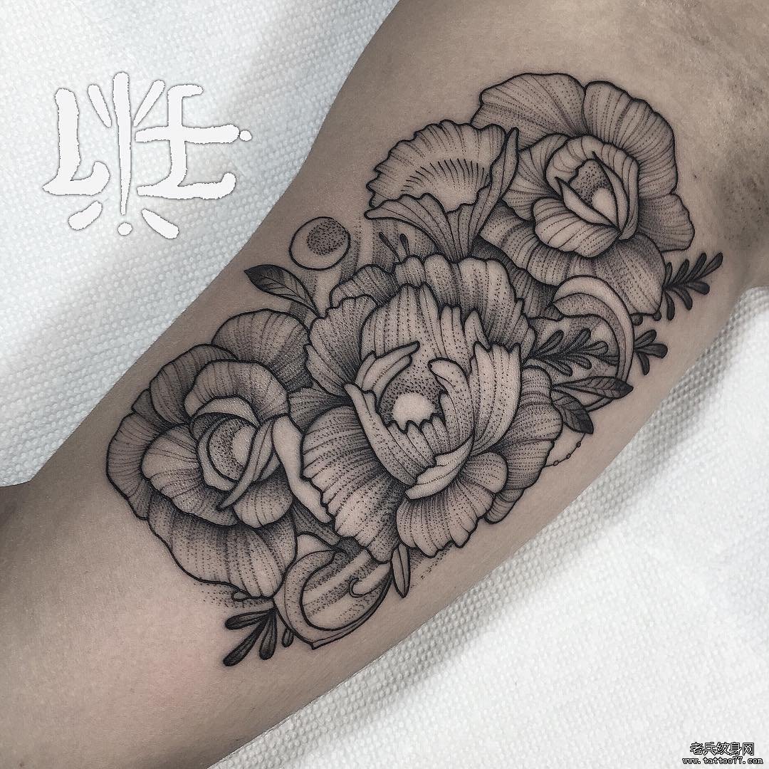 大臂欧美花卉纹身图案