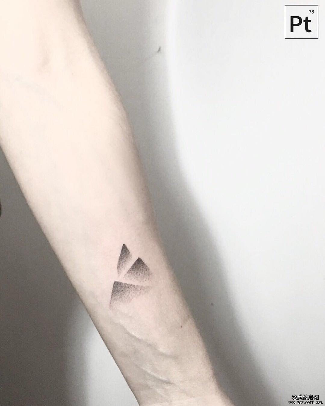 手腕小清新几何点刺纹身图案