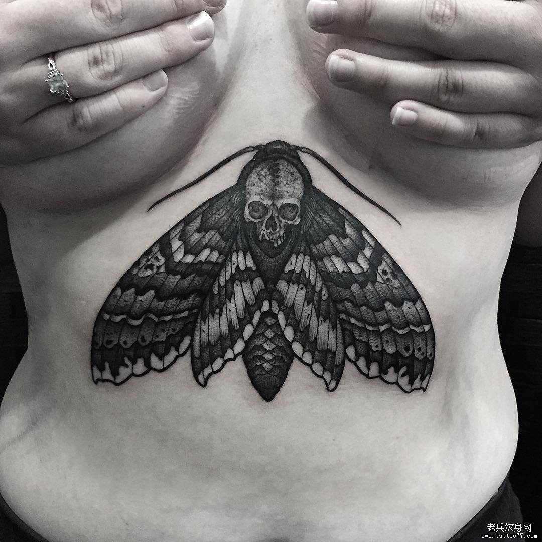 女性胸部骷髅飞蛾性感纹身图案