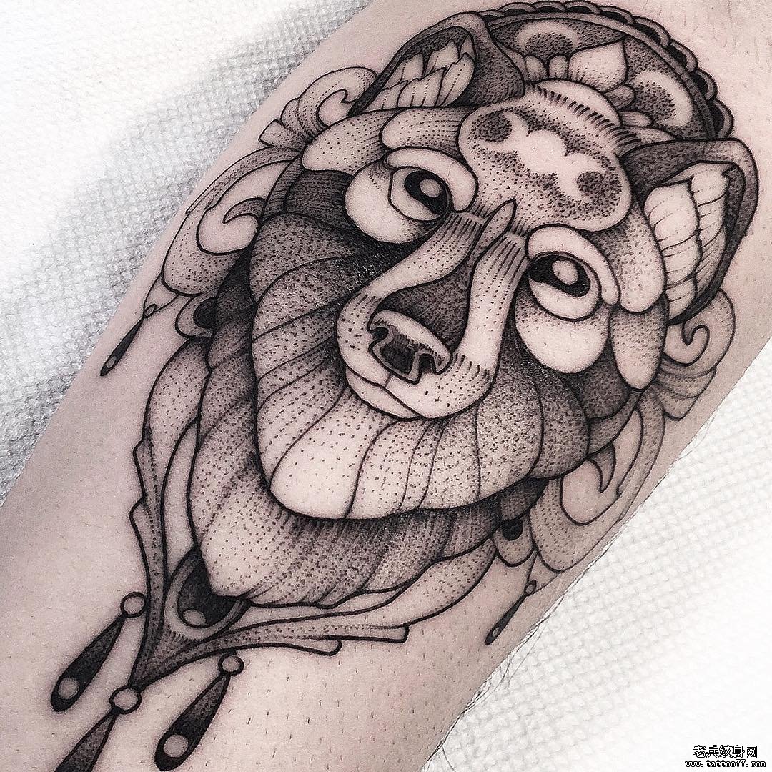 小臂狼头个性点刺黑灰纹身图案