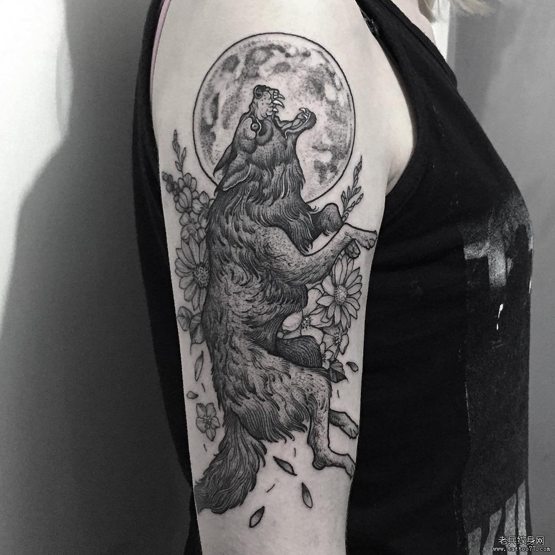 大臂欧美狼花卉月亮点刺纹身图案
