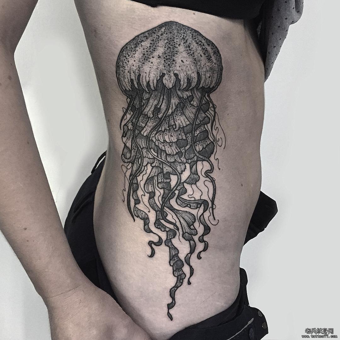 女生侧腰水母黑灰个性纹身图案