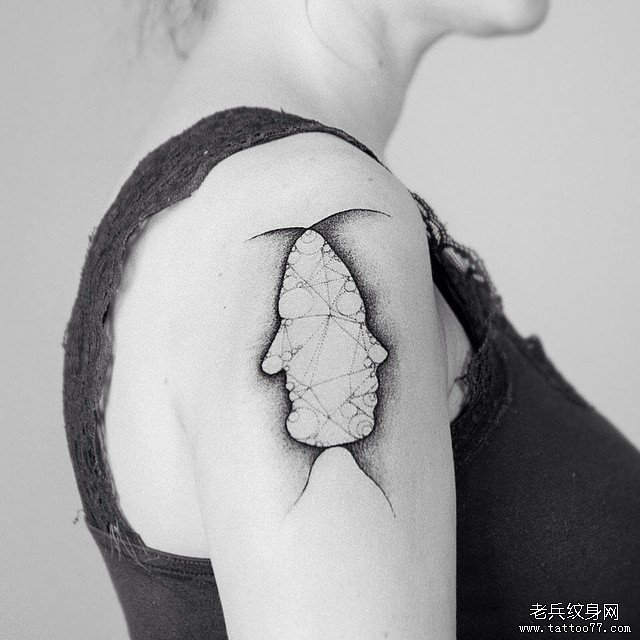 大臂人头像创意点刺线条纹身图案