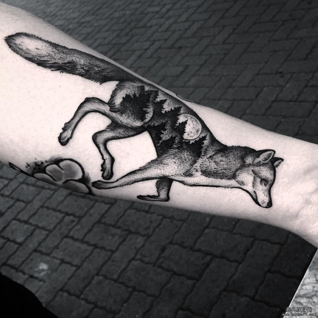 小臂欧美狼点刺风景纹身图案