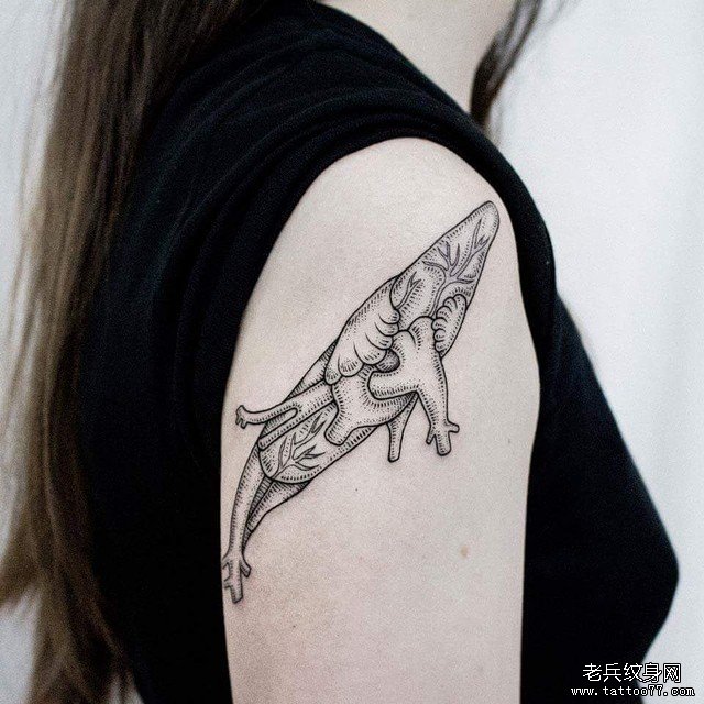 大臂鲸鱼心脏点刺小清新纹身图案