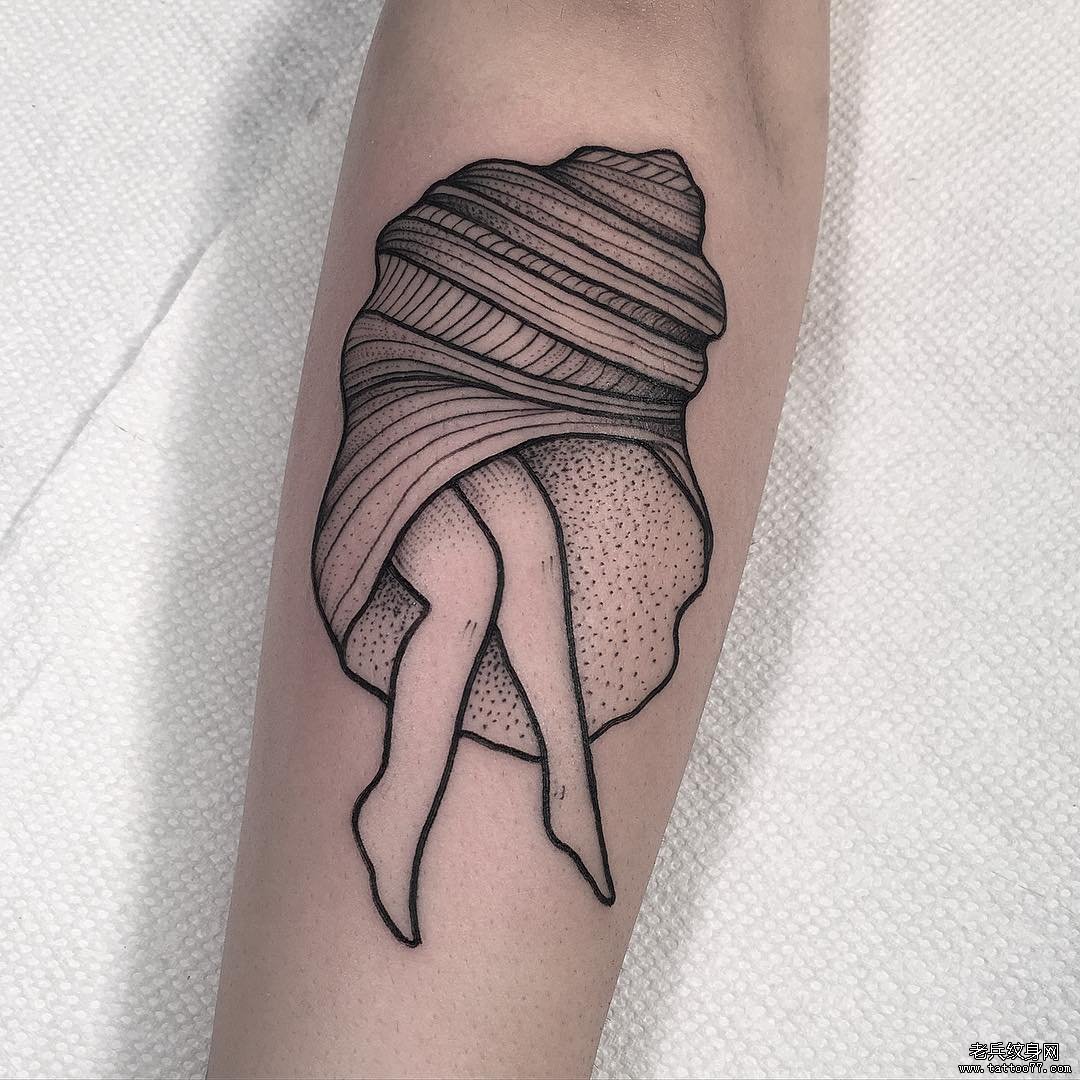 小臂海螺人腿点刺纹身图案
