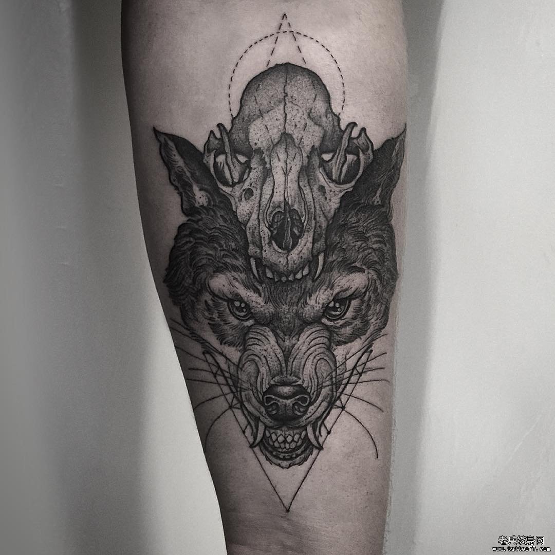 小臂欧美狼头和骷髅纹身图案