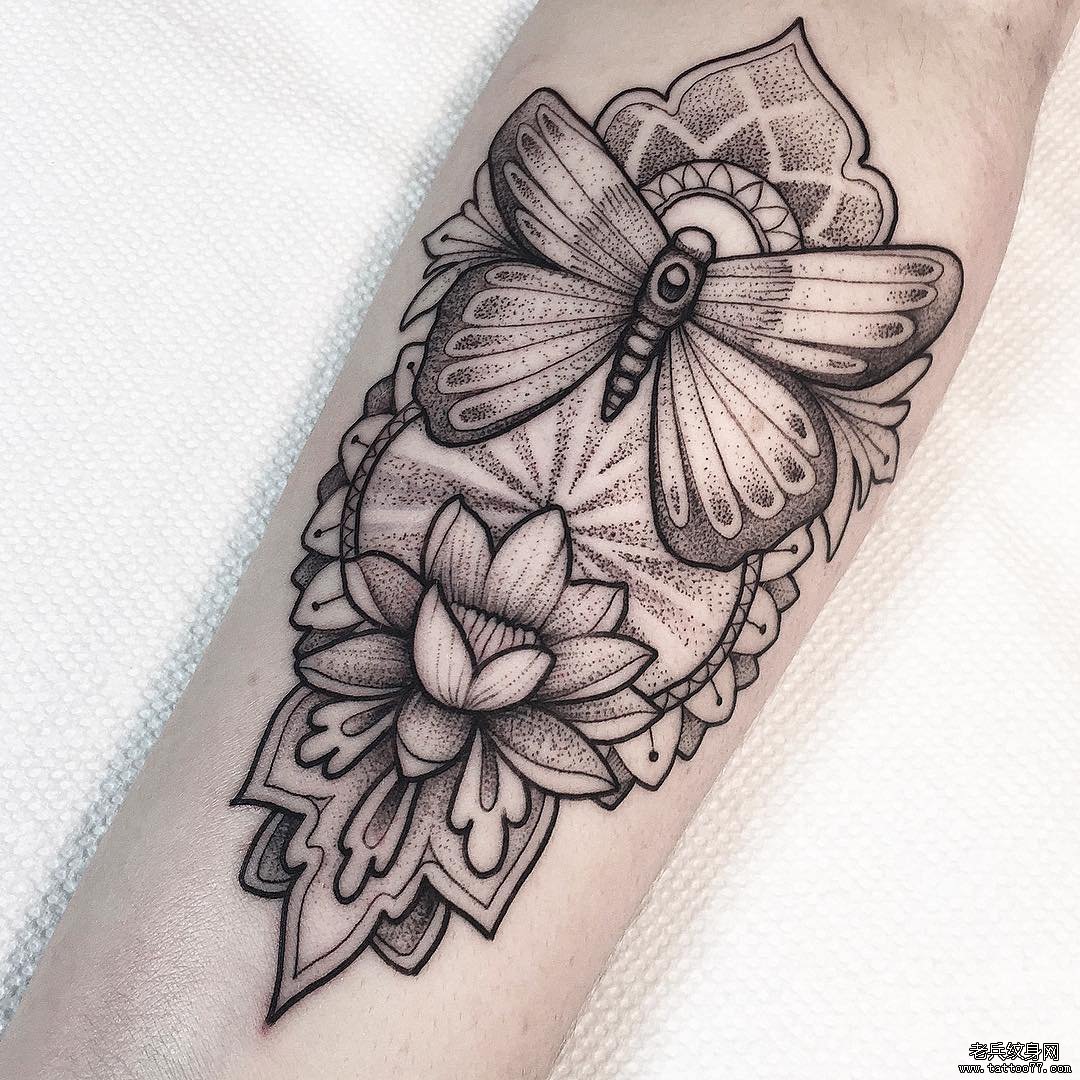 小臂点刺蝴蝶莲花纹身图案