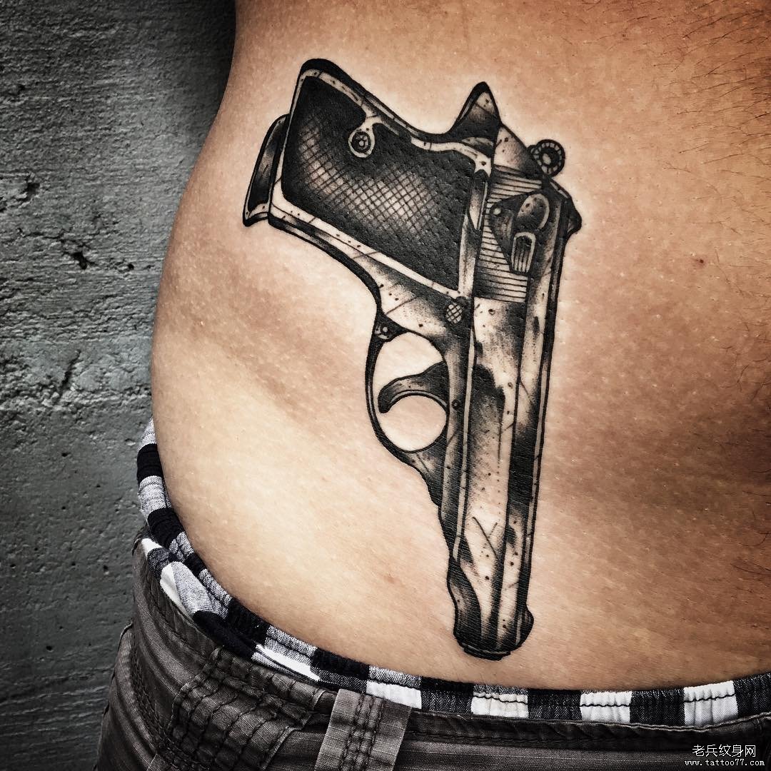 腹部欧美写实手枪纹身图案