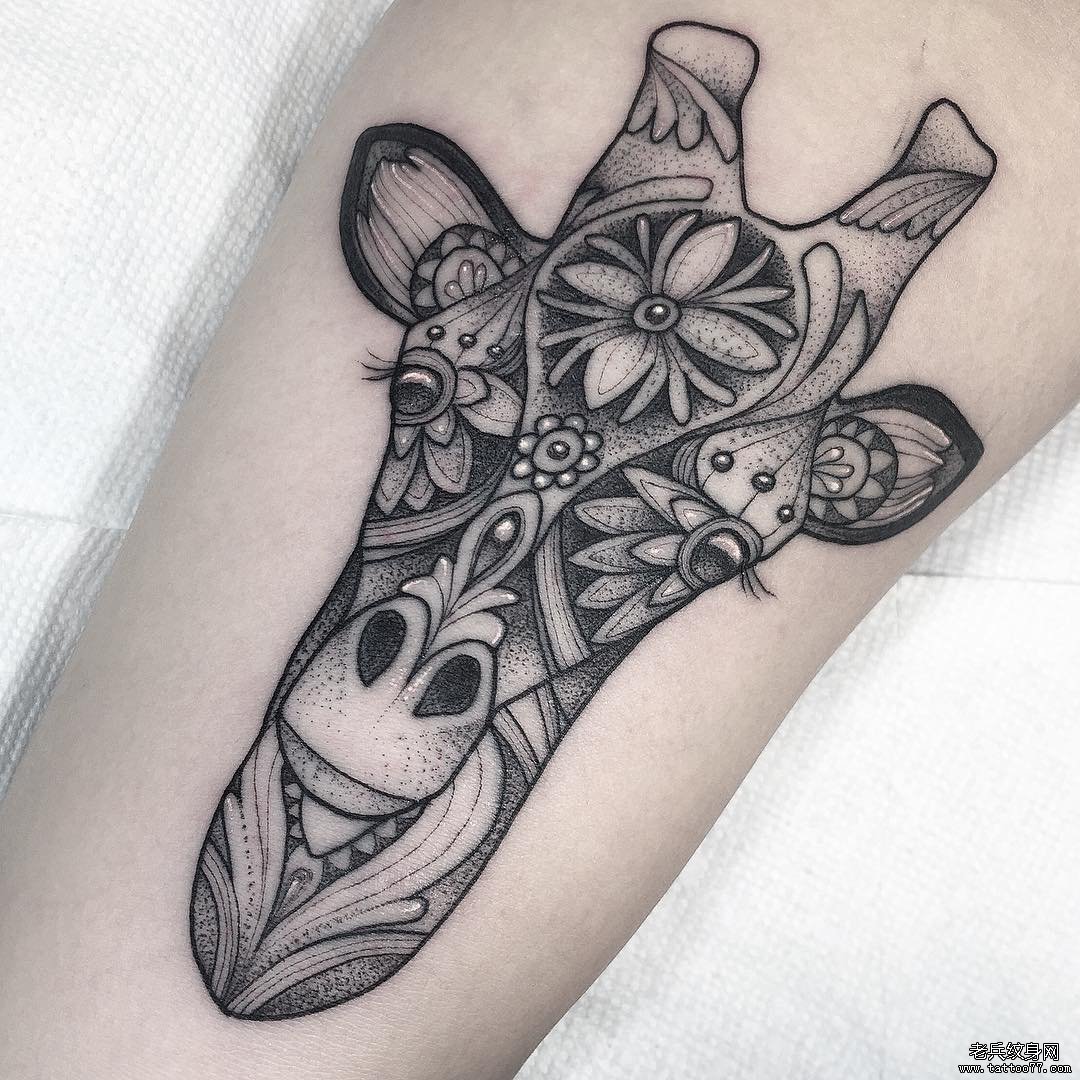 小腿长颈鹿头像欧美点刺纹身图案