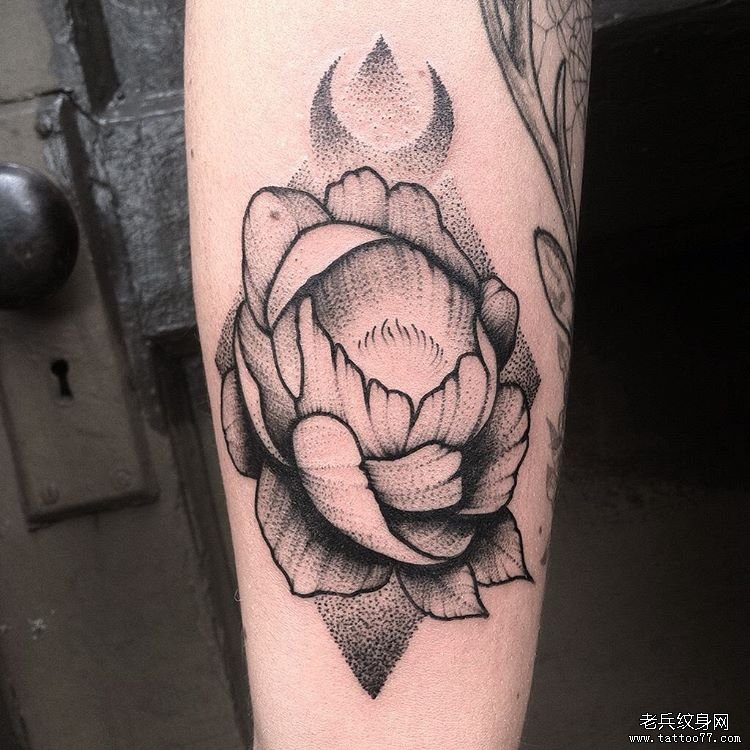 小臂点刺花卉月亮欧美纹身图案