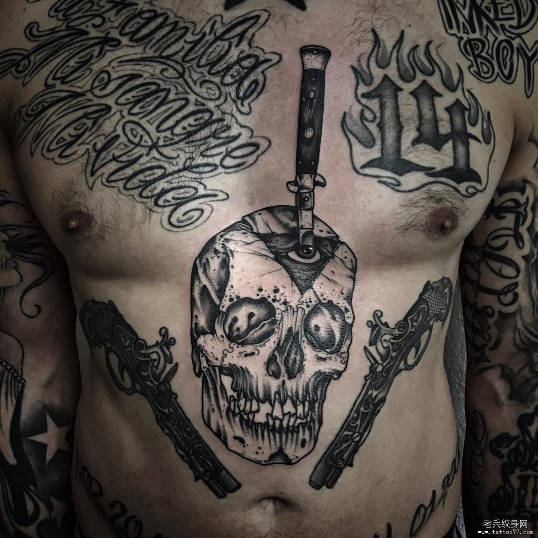 腹部欧美骷髅手枪纹身图案