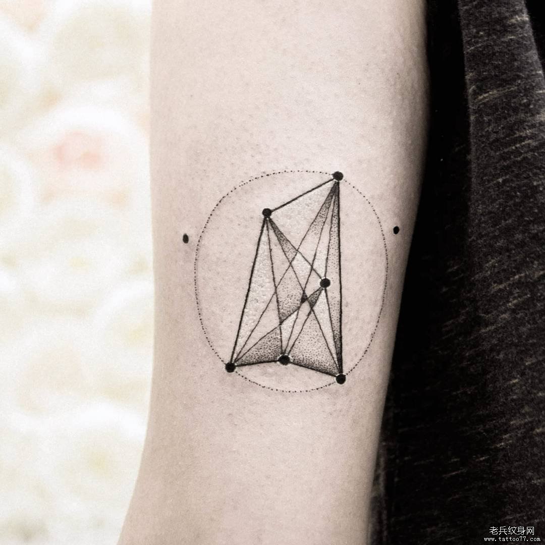 大臂几何点刺线条个性纹身图案