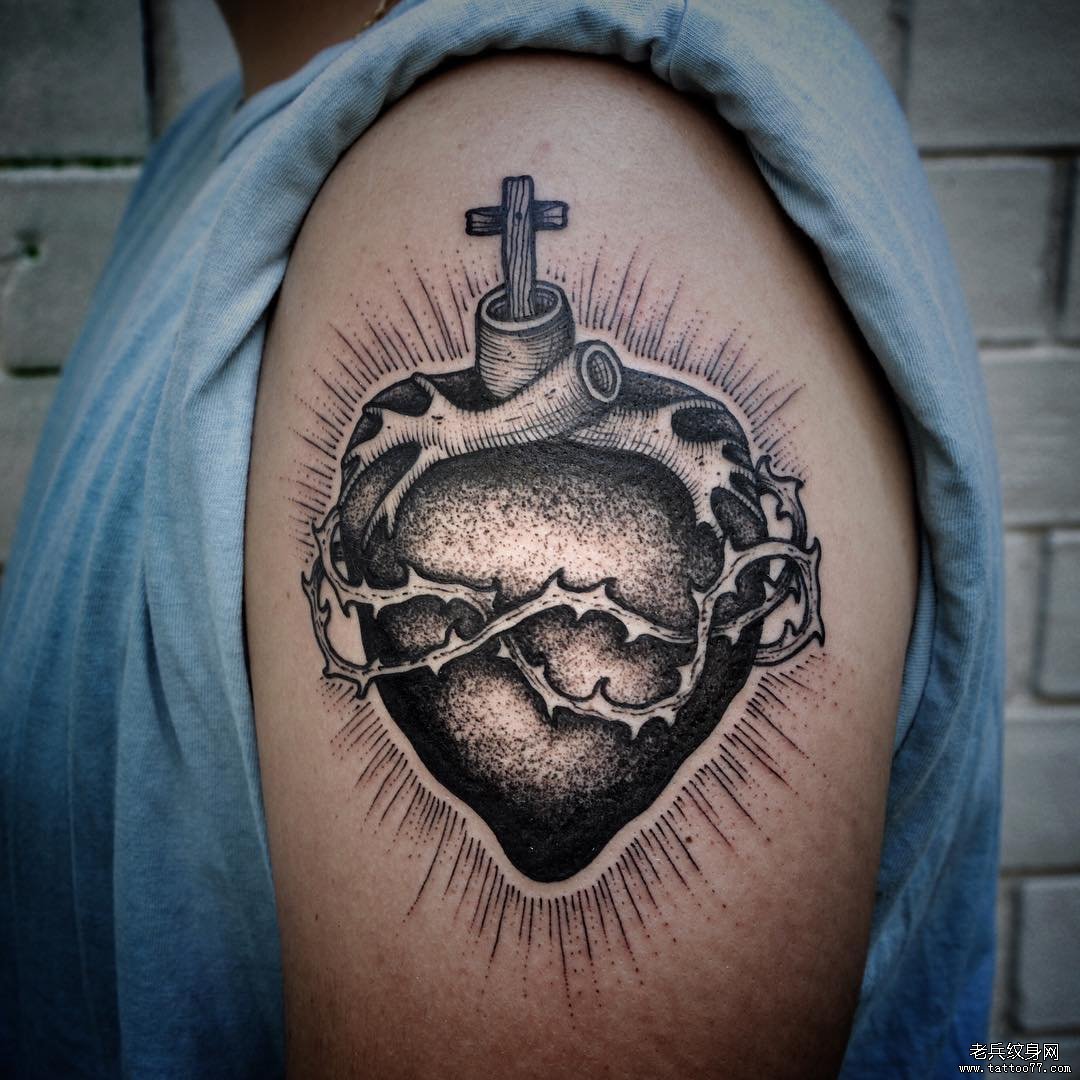 大臂欧美school心脏十字架纹身图案