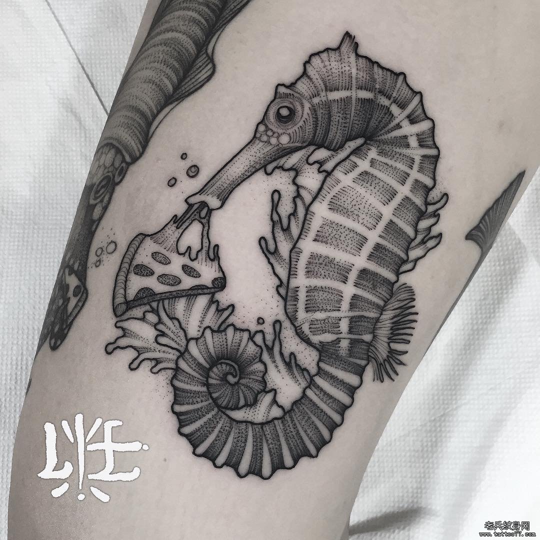 大腿欧美点刺海马奶酪纹身图案