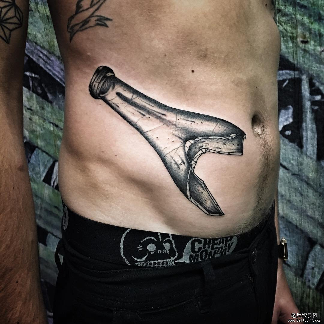腹部破碎的瓶子点刺纹身图案