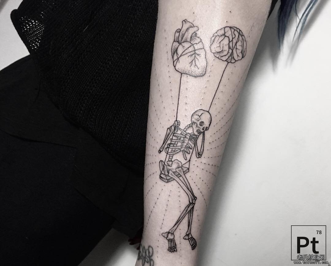 大臂骷髅心脏人脑点刺欧美纹身图案