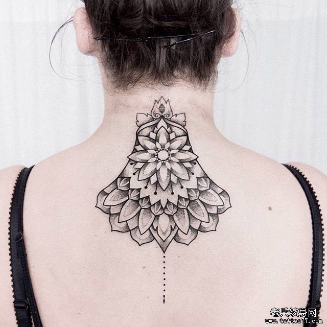 女生背部梵花点刺线条小清新纹身图案