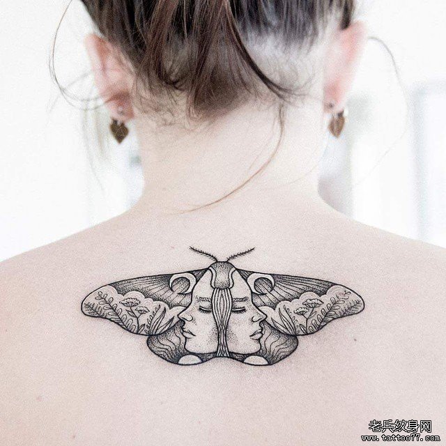 背部飞蛾人像点刺线条个性纹身图案