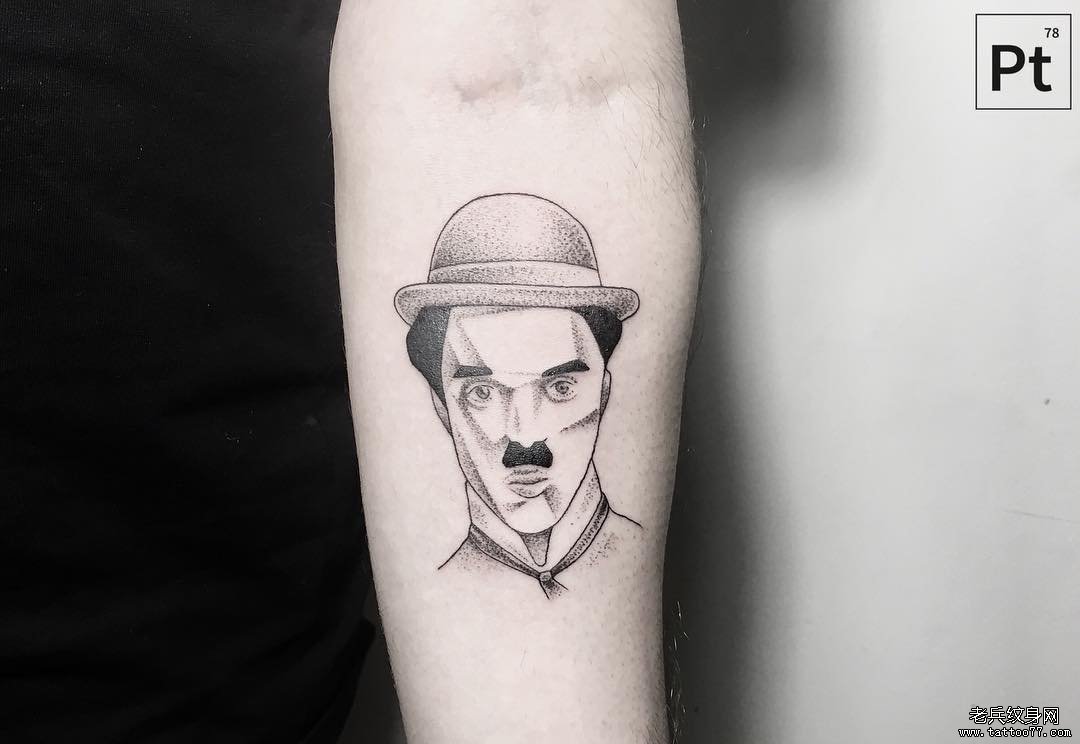 小臂卓别林肖像点刺纹身图案