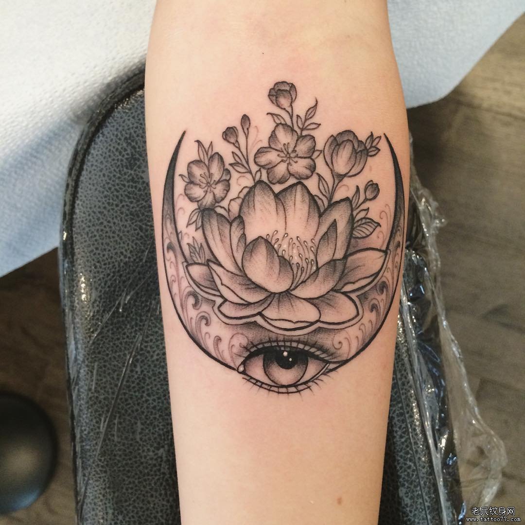 小臂欧美月亮莲花眼睛点刺纹身图案