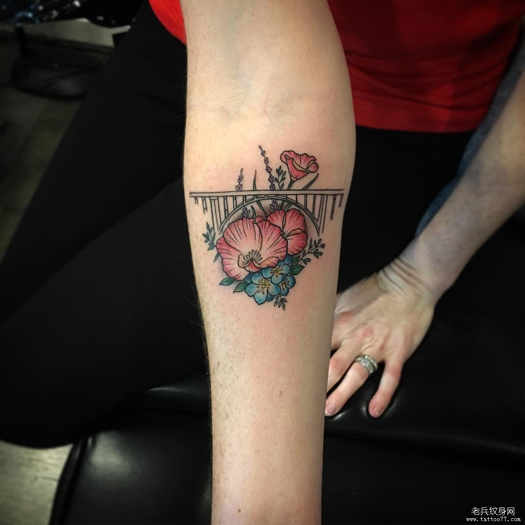小臂欧美彩色花卉纹身图案