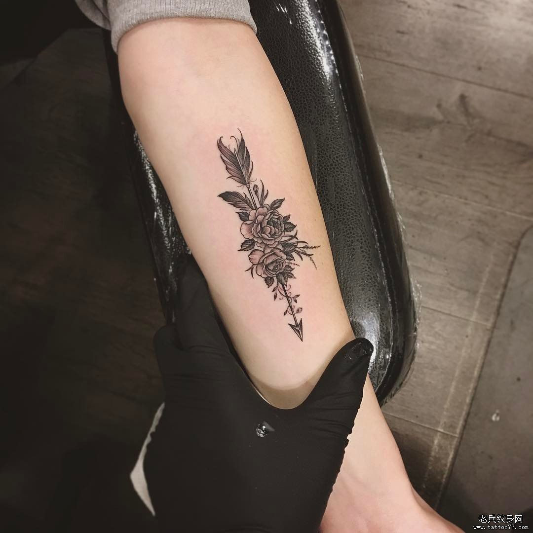 小臂小清新玫瑰和箭纹身图案