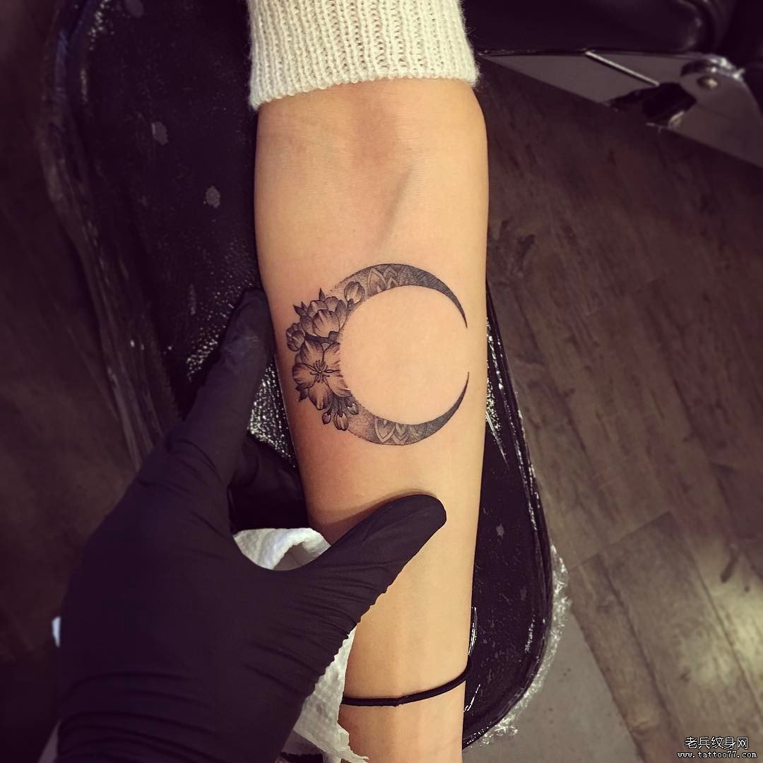 小臂月亮图腾小清新花卉点刺纹身图案