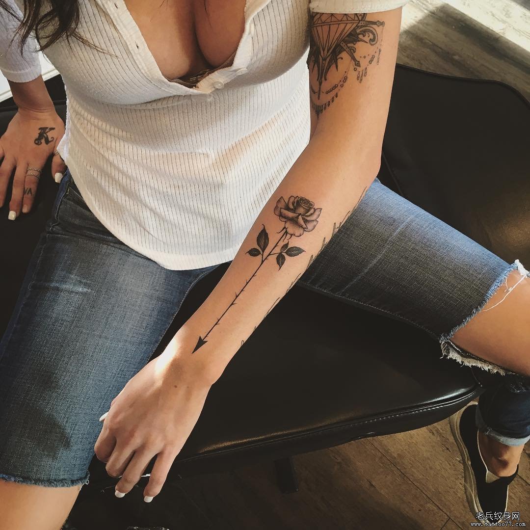 小臂玫瑰箭头黑灰纹身图案