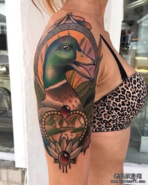 大臂new school鸭子心形纹身图案