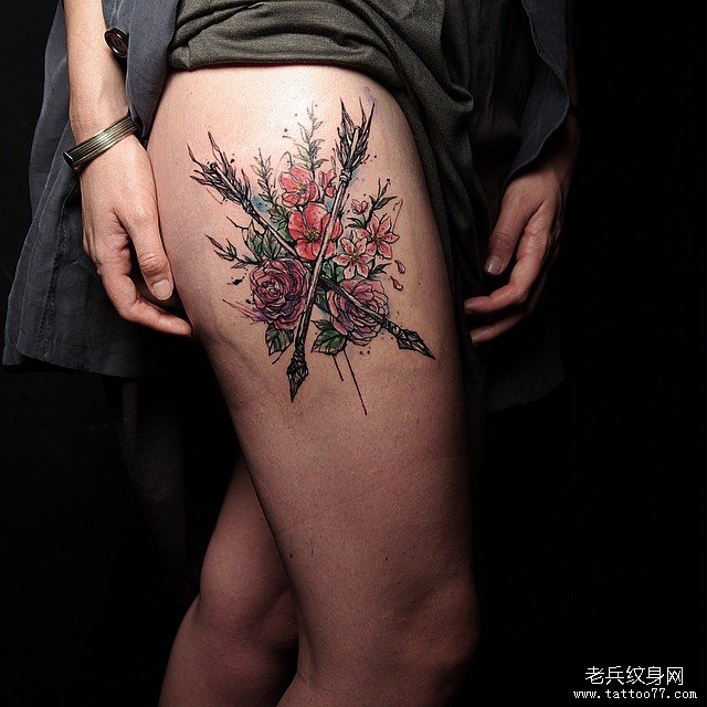 大腿欧美性感花卉箭彩色纹身图案